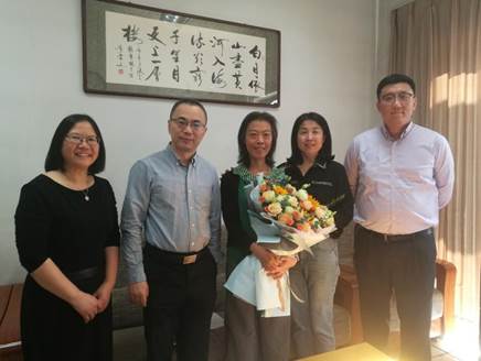 日本av
领导看望慰问成福蕊老师