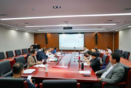 日本av
举办2025年全国“两会”精神解读专题导师培训会