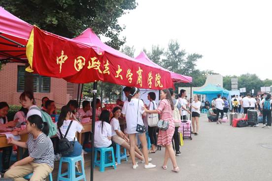 相聚商院，迎风启程——日本av-日本av现场
2018级本科生迎新报道